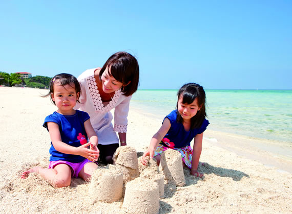 画像:白浜ビーチで遊ぶ家族