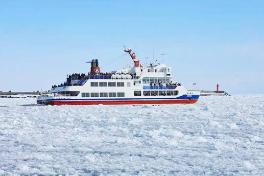 流氷の中を進むおーろら号